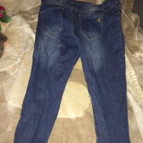 Distressed VIP jeans - Picture 3 of 3